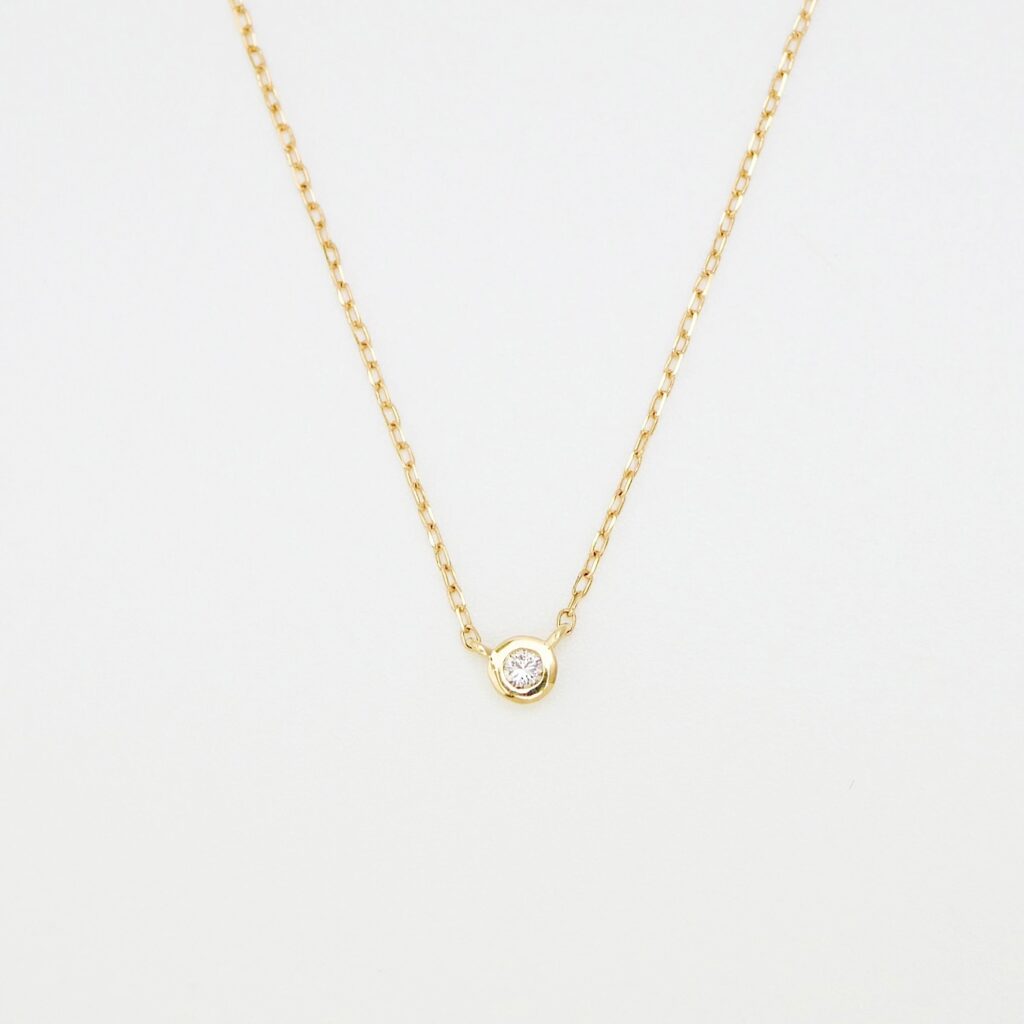 入学式、卒業式天然石に合わせるダイヤモンドのネックレス。