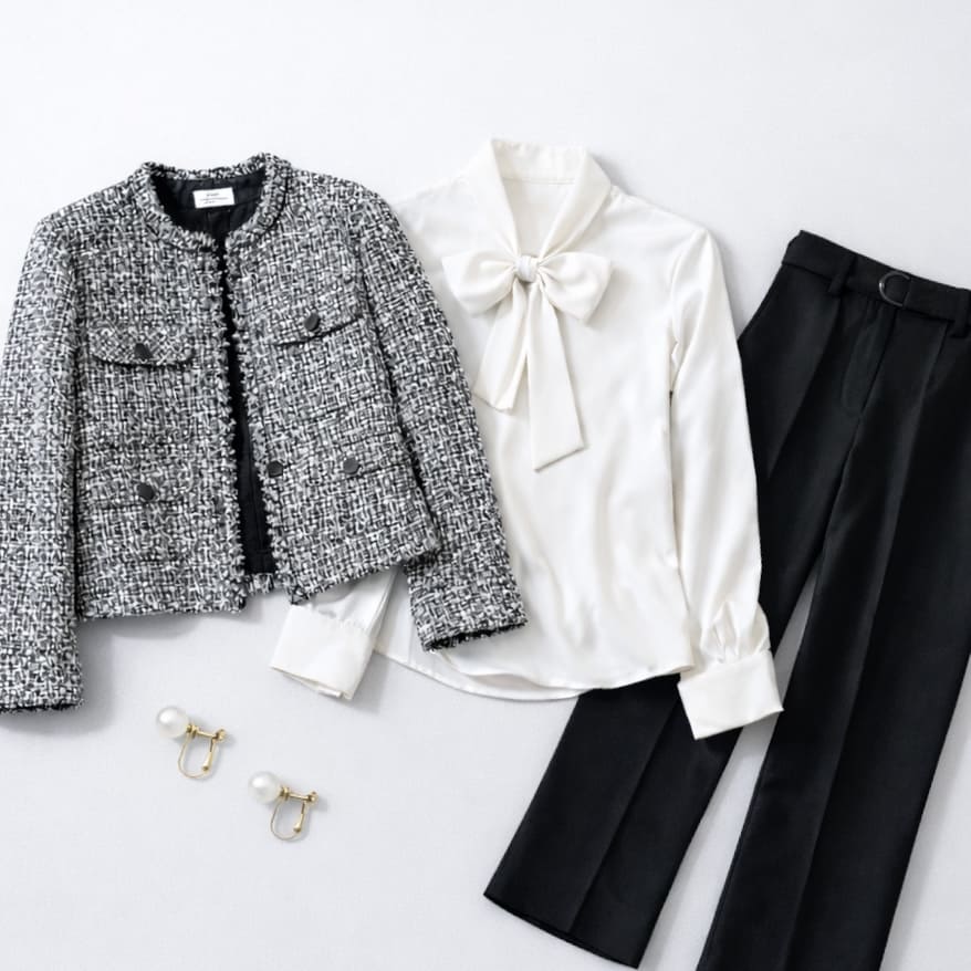 黒・ネイビーのツイードジャケットにはパールで華やかに