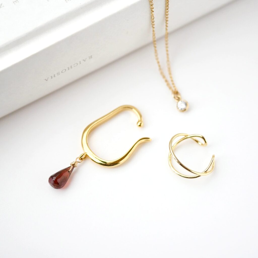 実りの石ガーネットのイヤーカフ