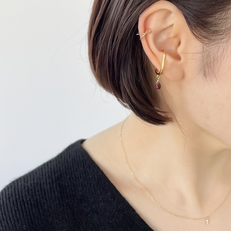 ガーネットのイヤーカフと黒ニット