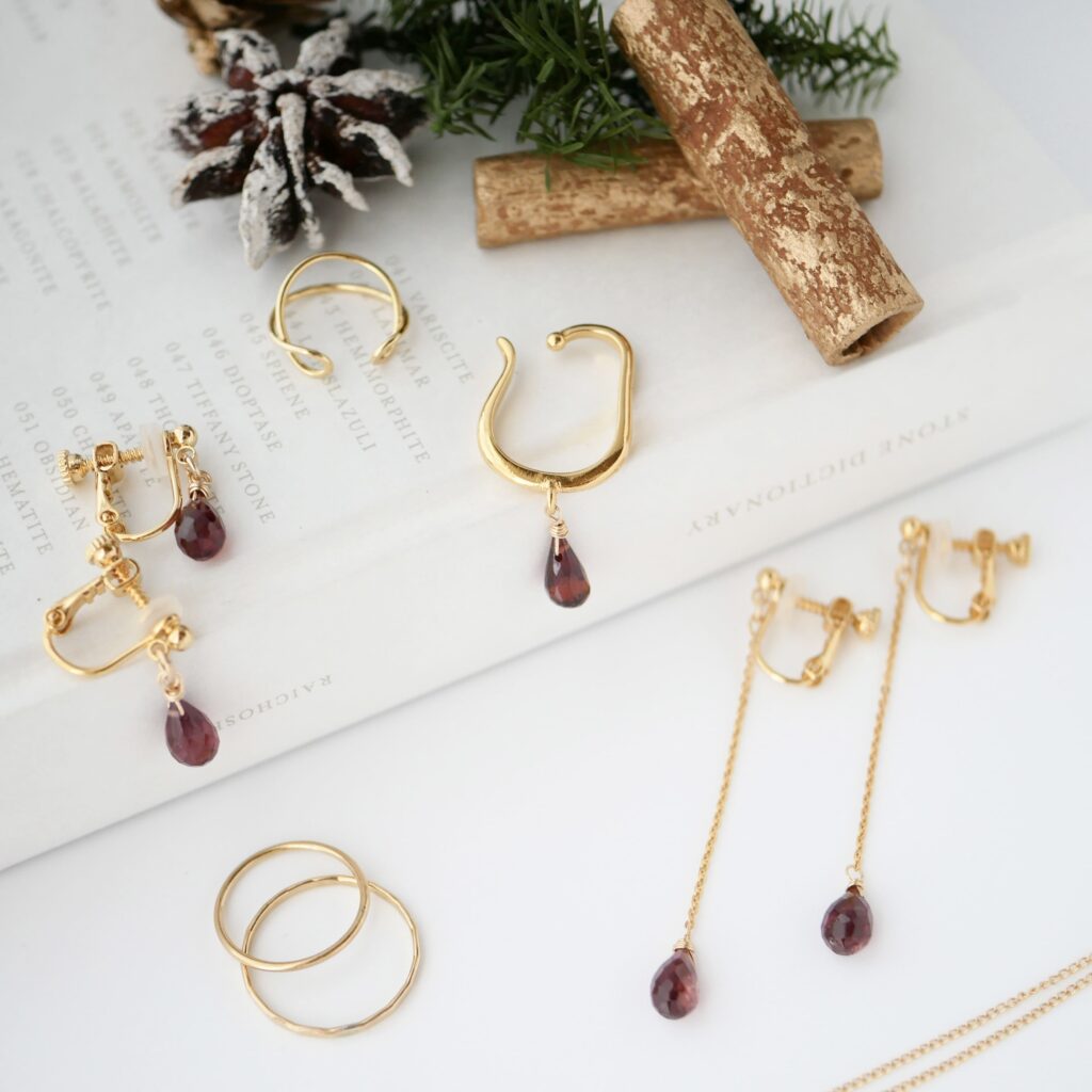 落ちにくい痛くないガーネットイヤーカフ