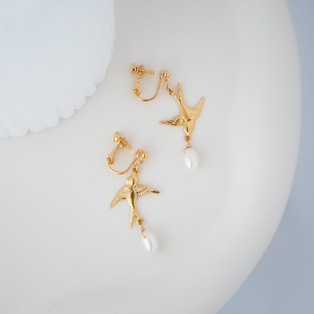 ツバメのパールイヤリング