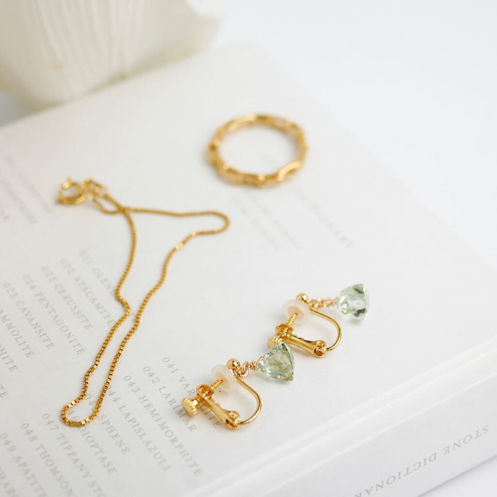 白シャツに合うグリーンの天然石イヤリング